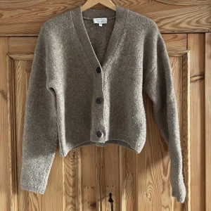 kofta & other stories - mysig beige kofta från & other stories. Lite nopprig, annars fina skick! 