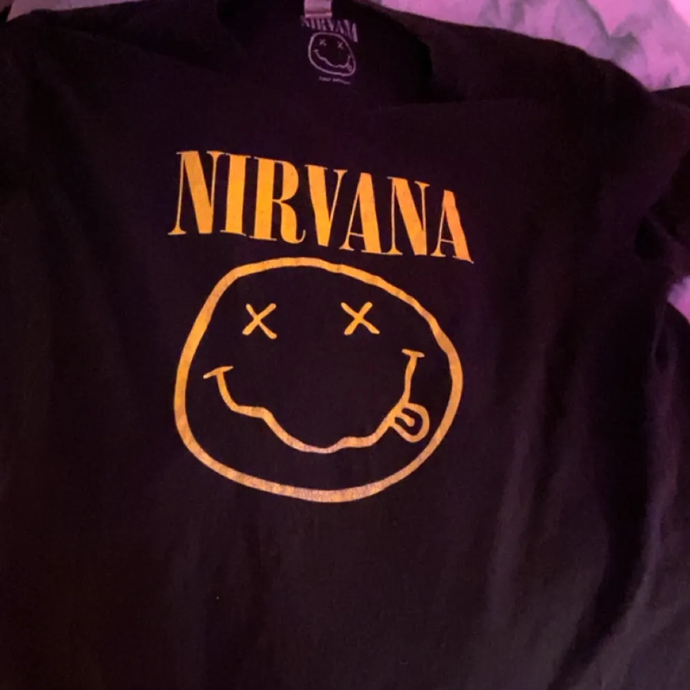 Nirvana t shirt, med tryck på baksidan och framsidan. Köpt på woodoland för ett tag sedan. Pris kan diskuteras.. T-shirts.