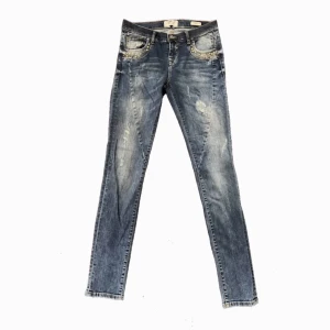 Ltb Jeans Låg midjade - Schyssta Låg midjade Ltb jeans!  - Skick 8,5/10  - Sjukt bra fade, Med en bra Slim passform!👖 - TITTA MIN SIDA SÅ DU INTE MISSAR NÅGOT ÄNNU FETARE!🍾💶Kom dm ifall du har några frågor!🙋‍♂️😊