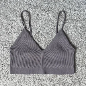 Linne topp  - Perfekt litet linne /bralette som passar till allt🍂Säljer då den är lite för stor för mig. Endast använd 1-2 gånger. Färgen är grå/beige. Skicka gärna till mig vid frågor 🥰
