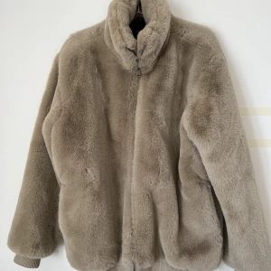 Jacka - Använd ändast 1 gång  Nypris 1200  Storlek L sitter som en M liten L