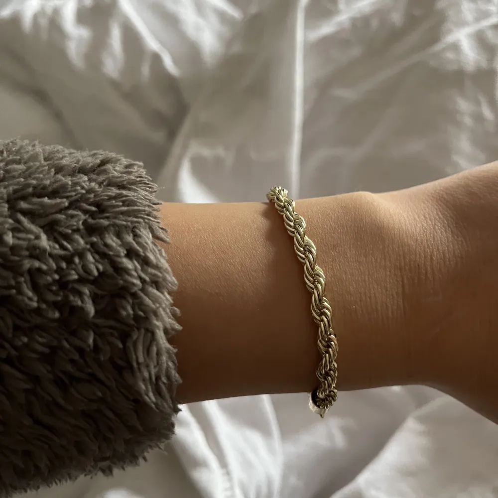 Fint guld armband från snö of sweden som knappt är använt. Köparen står för frakten 🥰. Accessoarer.