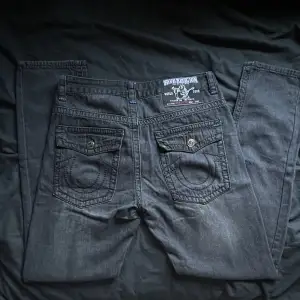 Säljer mina vintage true religion jeans, inga defekter, de är i storlek 32.