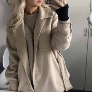 Kappa NAKD - Säljer min beiga kappa från NAKD då den är lite för stor för mig. Slutsåld på hemsidan och nypris är 700kr💓 köpt förra hösten 