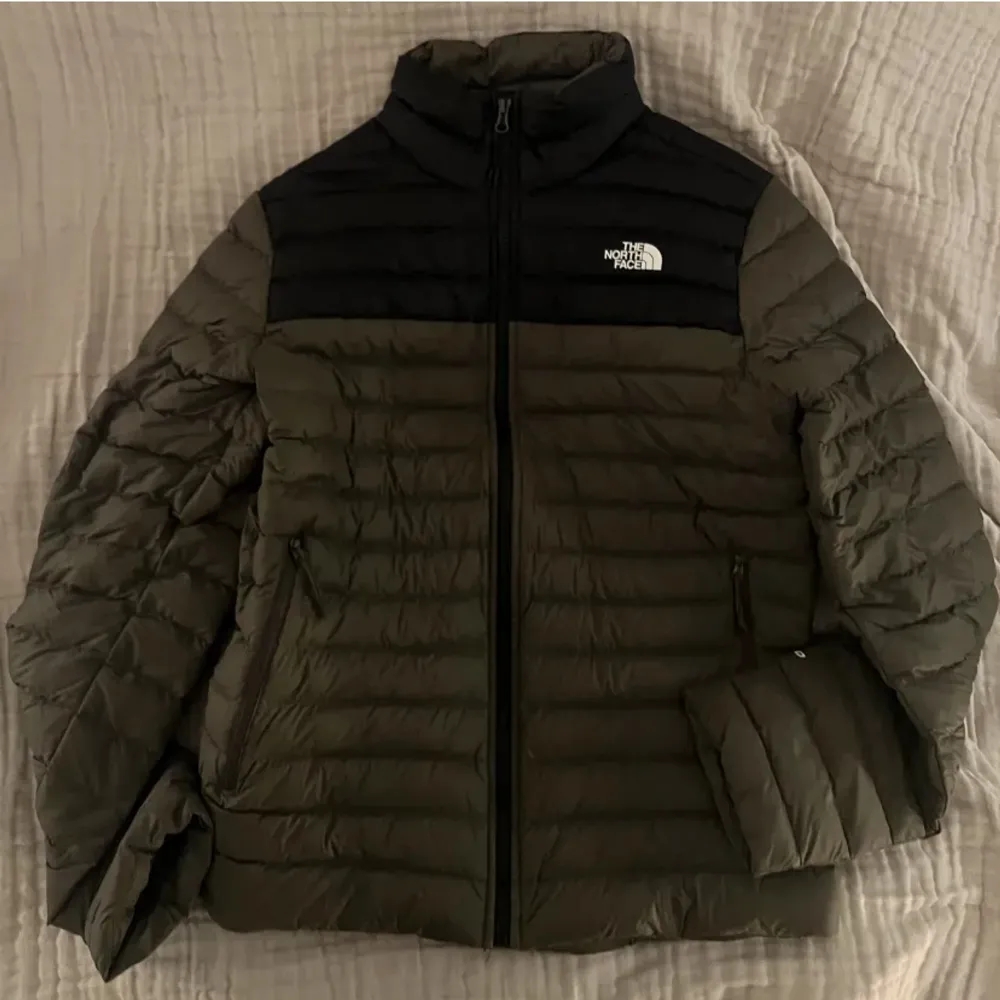 KAN DISKUTERA PRISET!!! Oanvänd North face jacka i en jätte fin grön färg.💚Jackan är S men det också passar som M. Skriv gärna för flera bilder!! . Takit.