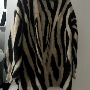 kofta  - Lång kofta från NA-KD 🤎 storlek xs men passar mig som är M