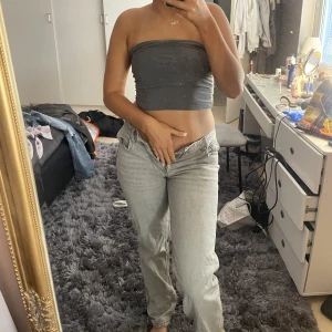 Low waist jeans - Grå low waist jeans från gina i strl 36 men för små som ni ser, använda men bra skick