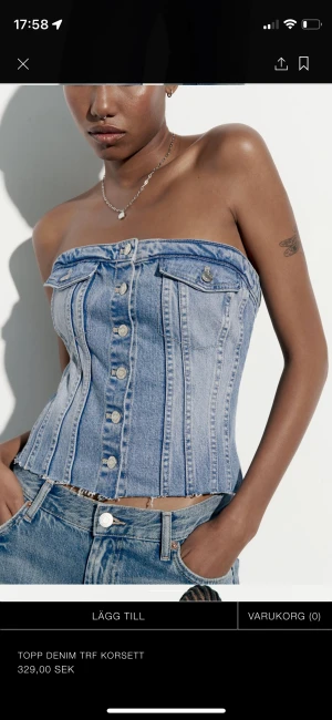 Denim top zara - Säljer denna snygga morderna jeans topp från zara då den inte kommit till stor användning, använd ca 3gånger. Hör av er om ni vill ha fler bilder.  