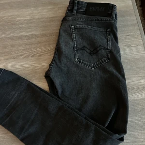 Replay jeans  - Säljer ett par schysta replay jeans nypris 950kr mitt pris 350kr modellen är grover bra skick. Skriv gärna fler frigör vid intresse :) 