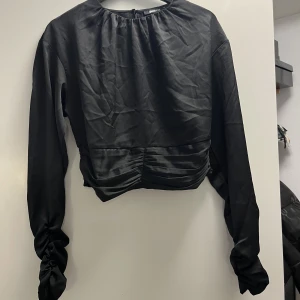 Topp Gina - Svart topp från Gina i stl 40, passar mig som normalt har stl 38