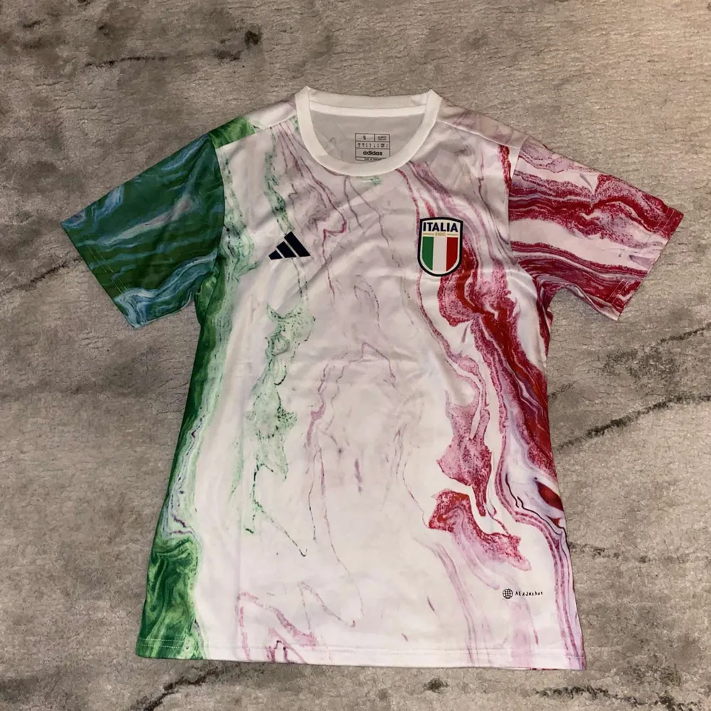 Italien fotbollströjor storlek S aldrig använt . T-shirts.