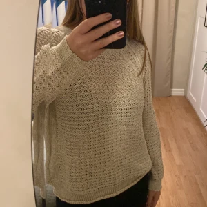 Stickad tröja  - Beige grovt stickad tröja 🍁
