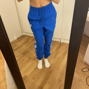 Vindbyxa  - Hej, säljer dessa fina Adidas vindbyxorna. Aldrig använt de. Säljs på grund av att det inte är min stil längre. De är i ett jättefint skick. Går både på killar och tjejer.