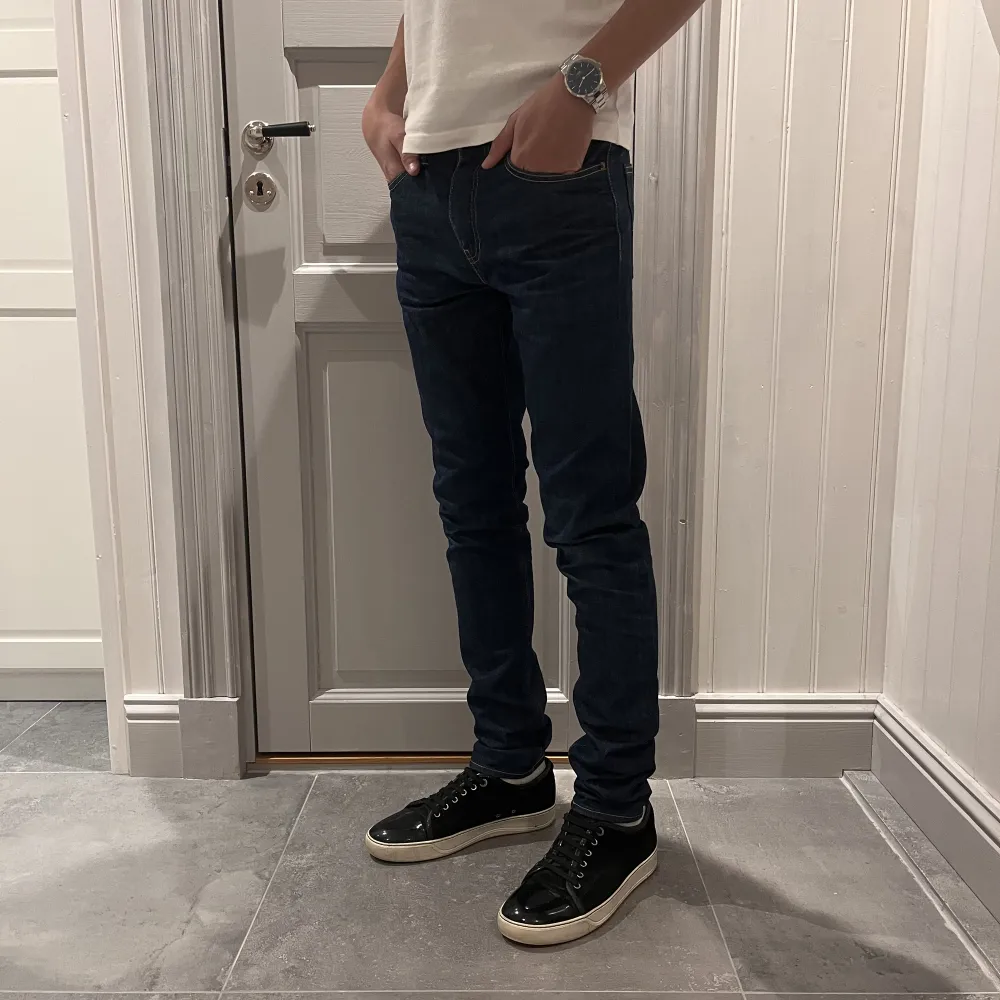 Sjukt snygga Levi’s jeans, skicket är 9/10 (liten fläck där bak) och han på bilden är 179cm lång och väger 57kg. Skriv gärna vid frågor eller funderingar🔥💯. Jeans & Byxor.