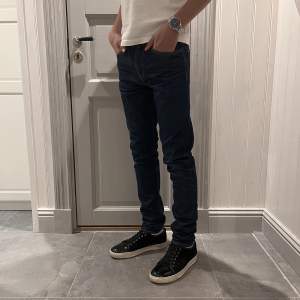 Sjukt snygga Levi’s jeans, skicket är 9/10 (liten fläck där bak) och han på bilden är 179cm lång och väger 57kg. Skriv gärna vid frågor eller funderingar🔥💯