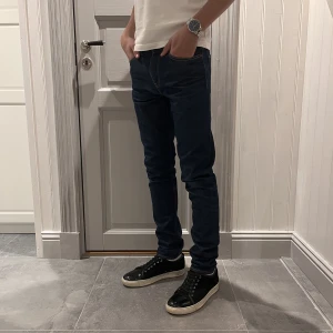 Levis 512 - Sjukt snygga Levi’s jeans, skicket är 9/10 (liten fläck där bak) och han på bilden är 179cm lång och väger 57kg. Skriv gärna vid frågor eller funderingar🔥💯