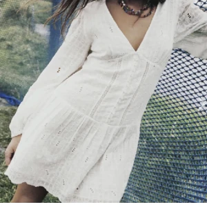 Zara klänning - En klänning från zara som jag absolut älskar! Jag använde den som studentklänning, inga skriv för mer info!❤️