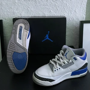 Jordan 3 - Säljer nu mina Jordan 3 racer blue. Nästan aldrig använda. Skick 9 av 10. Boxen medföljer även! Perfekt dojjor till sommaren!