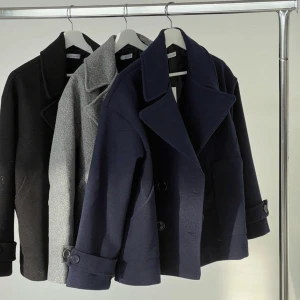 Design by si kappa - Kappan är i bra skick men en aning nopprig, dem syns inte tycker jag bara känns lite! Den passar folk som är en m-l också, lappen följer med och skickas i orginalpaketet då jag sparat allt 