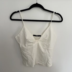 Vitt linne  - Ett vitt linne med twist framtill från bikbok! I stort sett aldrig använd. 