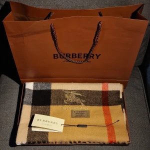 Burberry halsduk cashmere - Säljer nu min 100% cashmere Buberry halsduk då jag fick den i present men gillar den inte och vill inte vara otrevlig och säga det till mina föräldrar. 