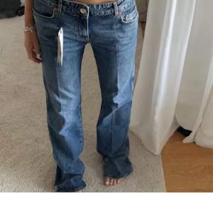Zara mid rise jeans, storlek 36