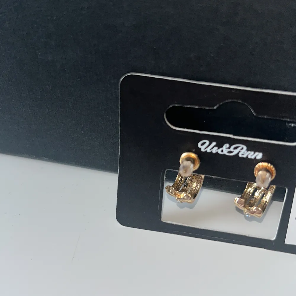 Ett par fake guld öronhängen från Ur&penn köpta för 40 kr säljer för 20kr. Accessoarer.