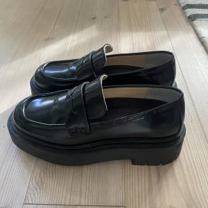 Chunky loafers - Loafers i läder med chunky sula. 