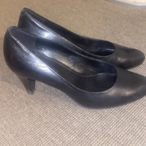 Klackskor - Säljer dessa korta pumps från Ecco i storlek 38 som har använts ett par gånger men fortfarande i god skick. Går ner i pris vid snabb affär