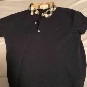 Burrberry pikke  - Äkta Burrberry pikke. Sällan använd. Storlek S-m/165cm