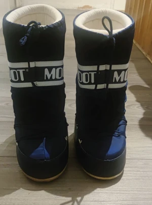 Moon Boot 42-44 - Säljer ett par Moon Boot som dottern använde ett fåtal tillfällen förra vintern men i mycket bra skick. Hon har storlek 40 vanligtvis.