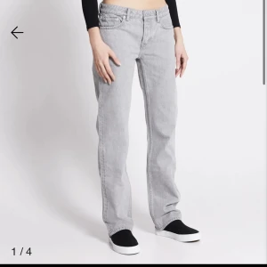 Straight jeans  - Säljer ett par grå jeans från lager. Deras ”icon” jeans. Använda fåtal gånger och i mycket bra skick. 