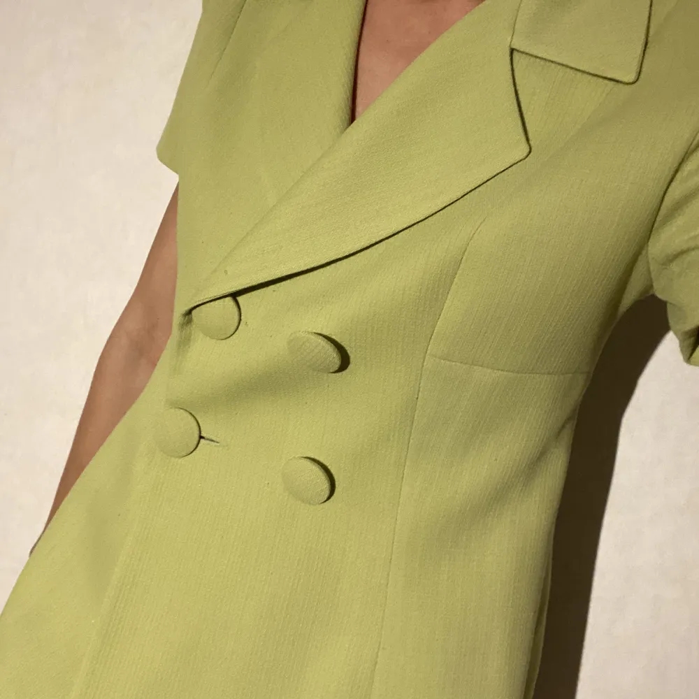 Fin vintage från Paris. Mintgrön med stora knappar . Kostymer.