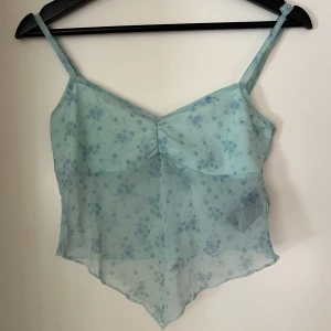 Topp - Gullig topp i nyskick med prislapp kvar från Urban Outfitters. Banden går att reglera och toppen är stretchig. Skriv vid intresse, pris kan diskuteras.💖💖
