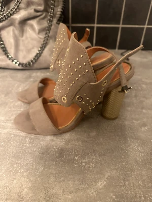 Klackskor  - Oanvända klackskor strl 38 