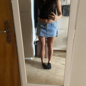 Lågmidjad jeanskjol  - Säljer min favorit Lågmidjade jeanskjol. Passar till allt o e i bra skick. Perfekt till ett par uggs nu till hösten o en stickad tröja ❤️😍