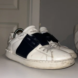 Valentino Skor - Säljer ett par valentino skor i storlek 43. Skorna är väldigt fina men har några små skador på visa ställen ( inga som syns mycket). Dom är lite smutsiga men går självklart att tvätta! Priset går att diskutera! Kan byta.