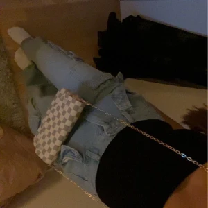 Jeans zara - Säljer dessa jeans cargos från zara. Endast använda en gång, därmed nyskick. Originalpriset är 700kr. De är slutsålda vad jag vet. 