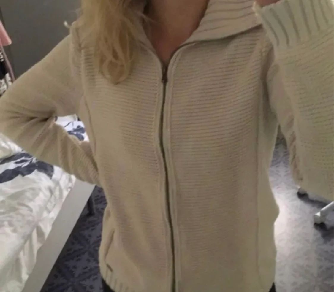 Beige kofta med dragkedja