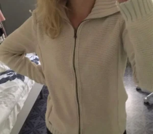 Beige kofta med dragkedja - Jätte snygg grovstickad tröja. I storlek s/m.  