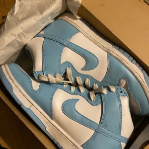 Jordan 1 retro  - Jordan 1 retro stl 42, skicket är fint och är knappt använda sedan köp. Stilen passar inte mig längre.  Köpta på Size? i Stockholm.