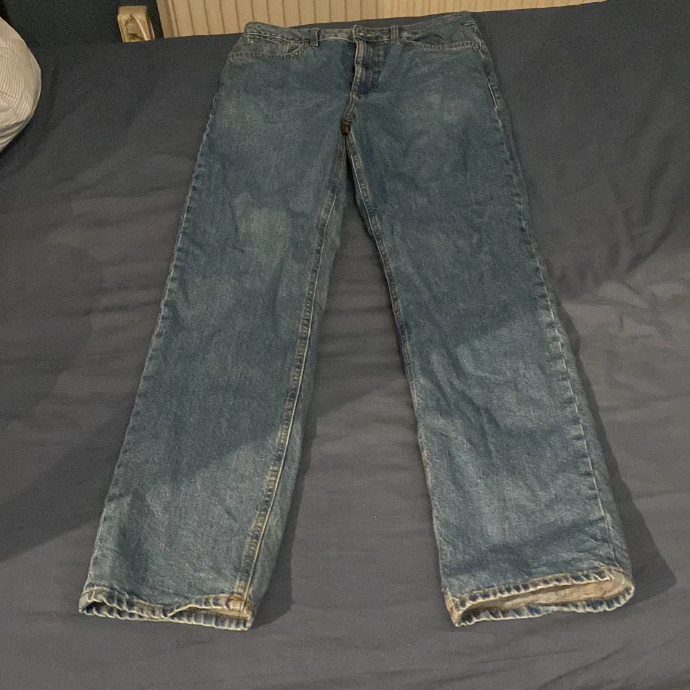 Säljer dessa jeans eftersom att jag aldrig använder dem. Inga defekter skick 9/10. Jeans & Byxor.
