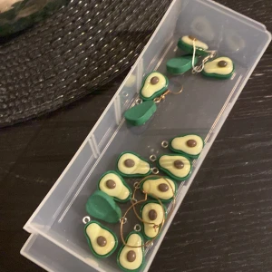 Öronhöngen  - Fina,avocados,gröna,öronhöngen 
