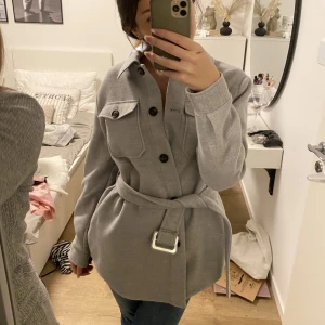 Jacka - Säljer denna fin jackan som inte kommer till användning. Använt endast två gånger, så helt ny. Jackan är i storlek S. Köpt från Vero Moda för 650 och är helt slutsålt.