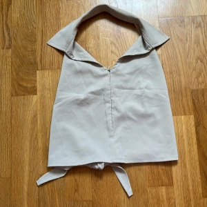 Skitsnygg y2k halterneck - Skitsnygg y2k halterneck med öppen rygg och knytning baktill. Justera hur låg / öppning du vill ha med dragkedjan på framsidan 