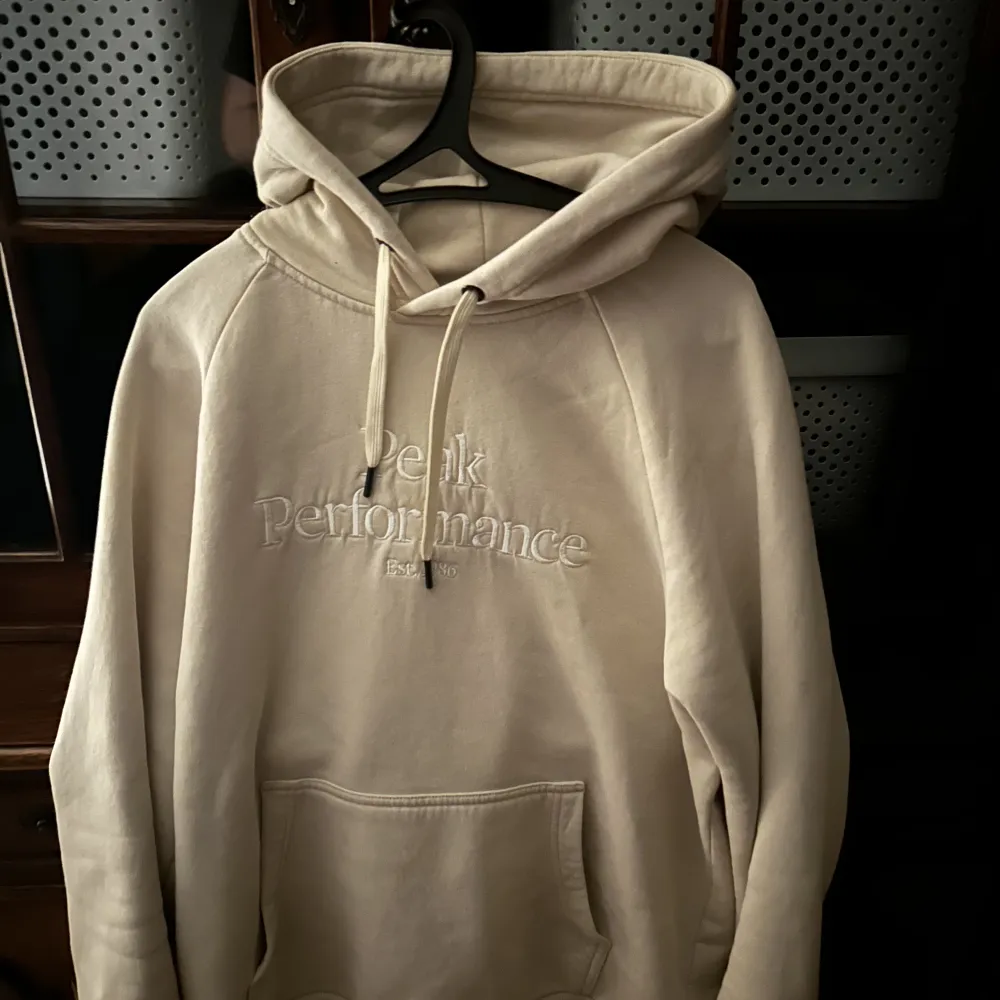 Säljer en hoodie från peak performance i sandfärgad storlek L i fint skick slumpas bort billigt nypris 1099 kr. Hoodies.