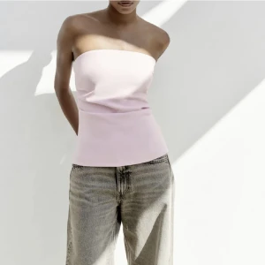 Zara topp - Säljer denna zara topp då den är för liten för mig, hade tyvärr fläck när ja fick hem den här på plick så hör av dig för bild på de💕