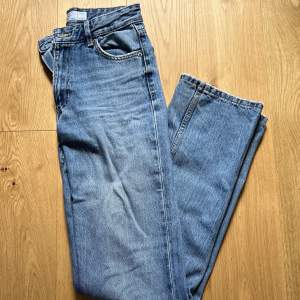 High waist straight jeans från Bershka  Storlek: EUR 32   Jeansen är i bra skick, kontakta mig om du är intresserad eller har andra frågor! 🤍 