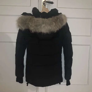 Canada Goose jacka - Nu är det dax att sälja min älskade canada goose det är gamla modellen av chealse parka så den säljs ej längre. Inga skador eller fel äkta päls medkommer strl xxs och självklart äkta hör av er vid fler frågor