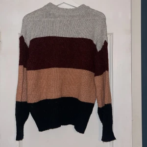 Stickad tröja  - Flerfärgad stickad tröja i bra skick 